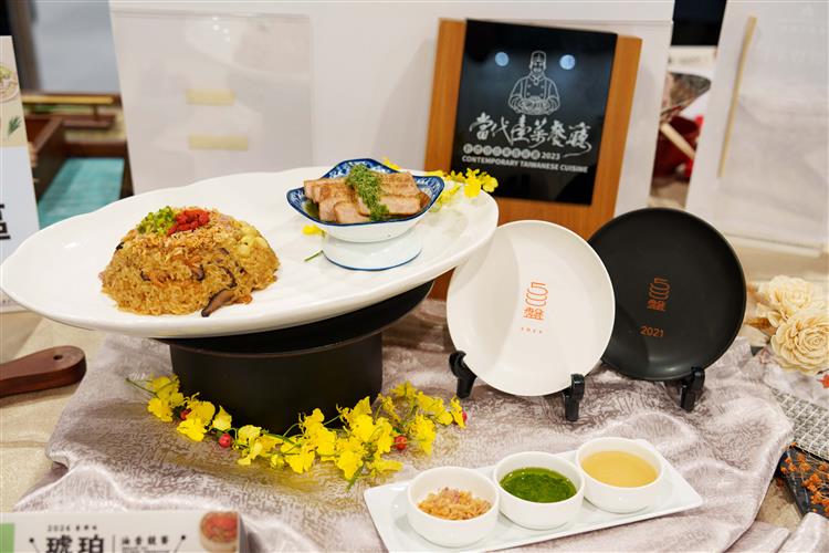 圖說2：「2026臺灣味：琥珀油香競賽」傳統組由「儂來餐廳」的〈雙色香蔥麻油松阪米糕〉脫穎而出，勇奪金獎，以精湛手藝詮釋經典臺灣風味，展現料理深厚底蘊
