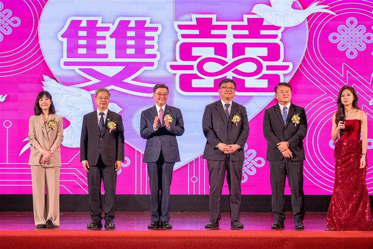 特別邀請行政院長卓榮泰與經濟部長龔明鑫親臨現場獻上誠摯祝福，並由卓院長擔任證婚人，台電董事長曾文生及台電工會理事長員吳有彬擔任雙方主婚人。