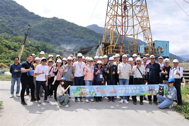新聞稿圖說1：經濟部次長賴建信（前排中）率金融業者參訪臺東地熱案場