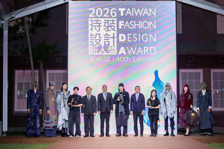 2026時裝設計新人獎得獎者與頒獎嘉賓合影