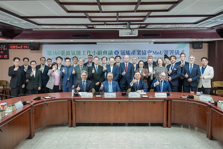 經濟部次長賴建信(前排左一)、波蘭能源部次長Piotr Paweł Masłowski(前排右一)共同主持會議，並見證雙方氫能產業協會簽署合作備忘錄