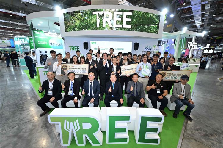 另開視窗，連結到TREE新創主題館開幕儀式並進行TREE Award研究機構創業潛力獎，與會貴賓與得獎團隊合影。(jpg檔)