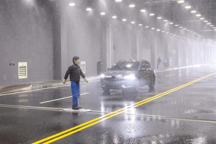 開啟彈跳視窗，連結到「天候環境隧道測試區」可呈現降雨、濃霧、日照與逆光等多元天候，讓ADAS輔助駕駛功能在大雨或濃霧下進行偵測與反應測試。(jpg檔)