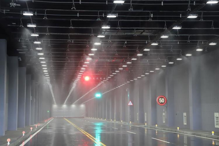 開啟彈跳視窗，連結到「天候環境隧道測試區」的降雨設備，每小時降雨量可達到100毫米以上，實現中央氣象局所訂定超大豪雨等級。(jpg檔)