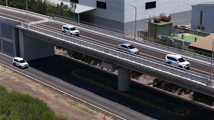 開啟彈跳視窗，連結到「自駕車高架道路測試區」可重現匝道匯入、上下坡與橋下遮蔽等道路情境，讓智慧車輛在不同環境下進行感知、定位與決策控制的整合測試。(jpg檔)