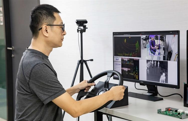 開啟彈跳視窗，連結到資策會開發「視界安全智駕系統」，整合五大關鍵AI與感知技術，在惡劣天氣下，能以高達96%準確率偵測行人與障礙物，具備AI警示與自動煞停技術(jpg檔)