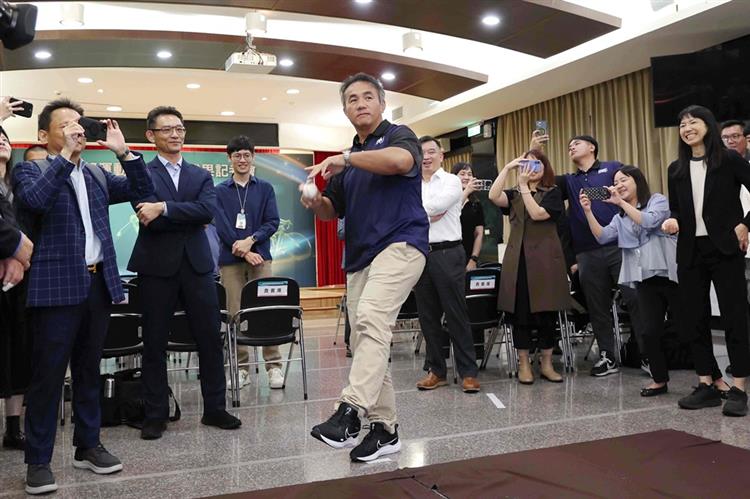 Open popup window for ITRI's "Taiwan Hawk-Eye" Baseball Technology System automatically tracks pitching trajectory(jpg)