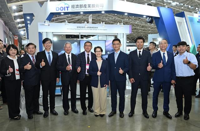 President Bi-khim Hsiao (fifth from right), Director General Chao-Chung Kuo of the Department of Industrial Technology, MOEA (fourth from right)