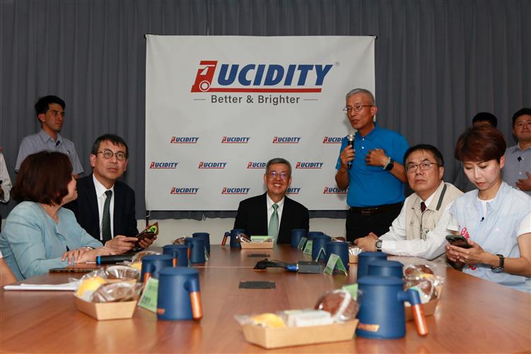 Premier Chen Chien-jen (center) of the Executive Yuan listens to a briefing by Lucidity Enterprise Co., Ltd. Chairman Huang Wen-hsien.