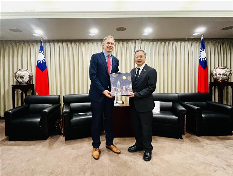 Minister Kung and Mr. Paulius Lukauskas, representative of Lithuanian Trade Representative Office, exchange gifts after their meeting at the MOEA.