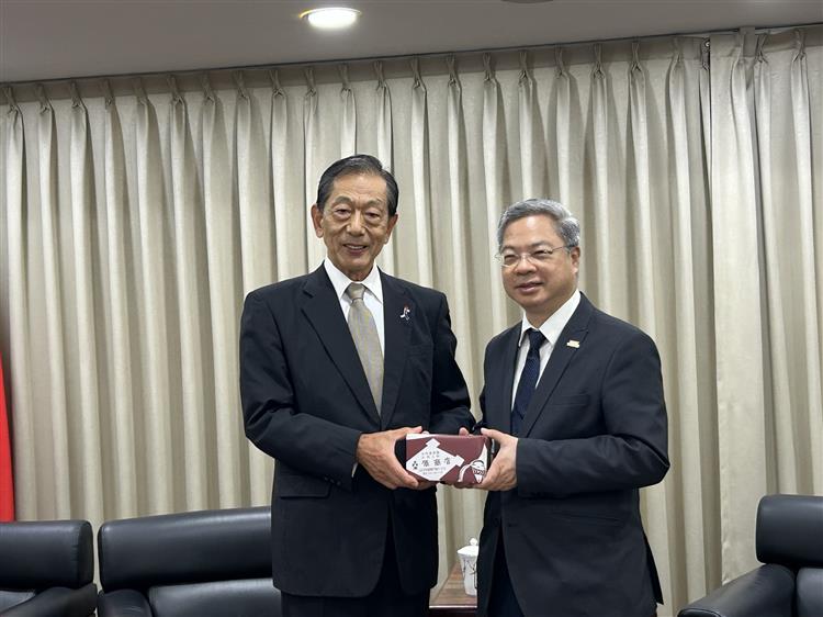 Minister Kung poses for a photo with Japan-Taiwan Exchange Association Chairman Sumi after their recent meeting at the MOEA.