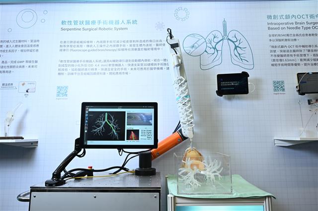 工研院開發之「軟性管狀醫療手術機器人系統」，運用AI輔助導引達到自動體內導航，結合一體式雷射雕刻成型的軟管機器人，可協助醫師手術更精準、快速且安全。