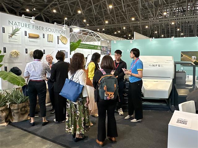 台灣設計研究院於「2024亞太區農業技術展覽」與民眾解說。