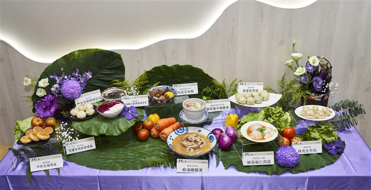 經濟部商業發展署「臺灣好食館」邀請米其林必比登、入選餐廳及特色人氣排隊名店現場展售，吸引國內外觀光旅客到場體驗。